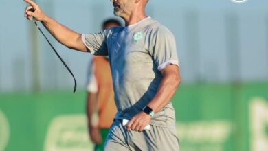 المدرب الإسباني باكو خيميث خلال إشرافه على تداريب الرجاء الرياضي