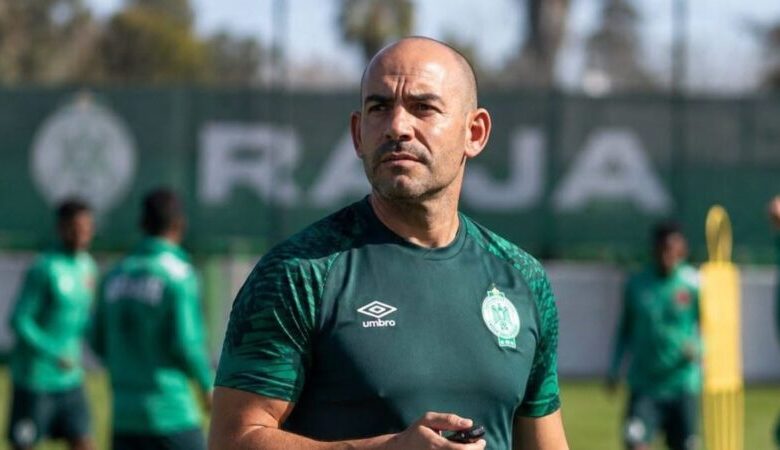 المدرب الإسباني باكو خيميز يقود تدريبات الرجاء الرياضي