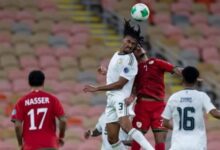 لاعبو المنتخب السعودي يحتفلون بعد الفوز على عمان في خليجي 27