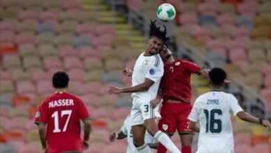 لاعبو المنتخب السعودي يحتفلون بعد الفوز على عمان في خليجي 27
