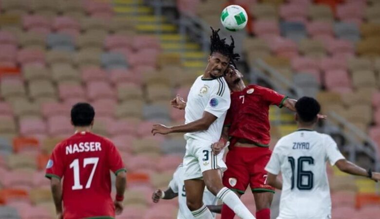 لاعبو المنتخب السعودي يحتفلون بعد الفوز على عمان في خليجي 27