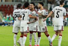 لاعبو منتخب الإمارات يحتفلون بهدف خلال مباراة البحرين في خليجي 27