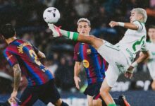 ياسين الزابيري يحتفل بهدفه في مرمى برشلونة بملعب كامب نو