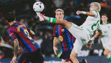 ياسين الزابيري يحتفل بهدفه في مرمى برشلونة بملعب كامب نو