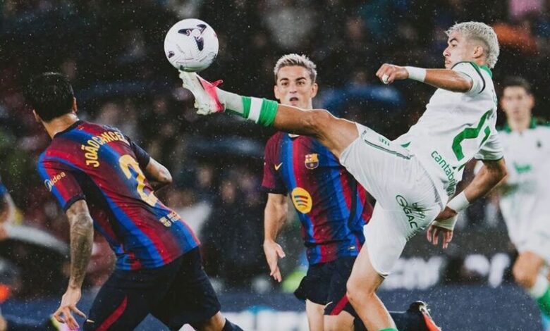 ياسين الزابيري يحتفل بهدفه في مرمى برشلونة بملعب كامب نو
