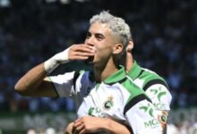 الدولي المغربي ياسر الزابيري يحتفل بهدف مع راسينغ سانتاندير في الدوري الإسباني