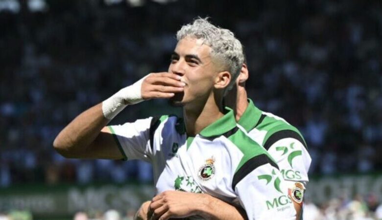 الدولي المغربي ياسر الزابيري يحتفل بهدف مع راسينغ سانتاندير في الدوري الإسباني