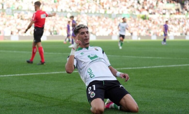 ياسر الزابيري لاعب راسينغ سانتاندير يحتفل بهدفه أمام ألافيس