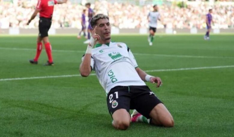 المهاجم المغربي ياسر زابيري يحتفل بعد تسجيله هدفا مع راسينغ سانتاندير أمام ألافيس