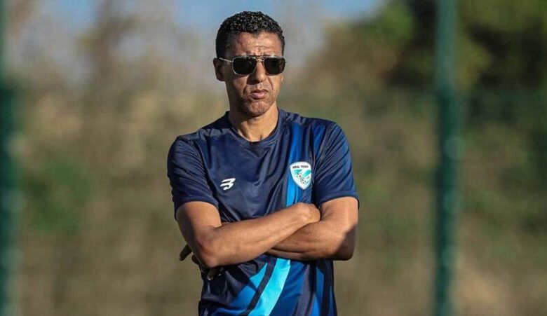 مدرب أمل تزنيت عبد الرحيم شكيليط خلال مباراة الوداد البيضاوي