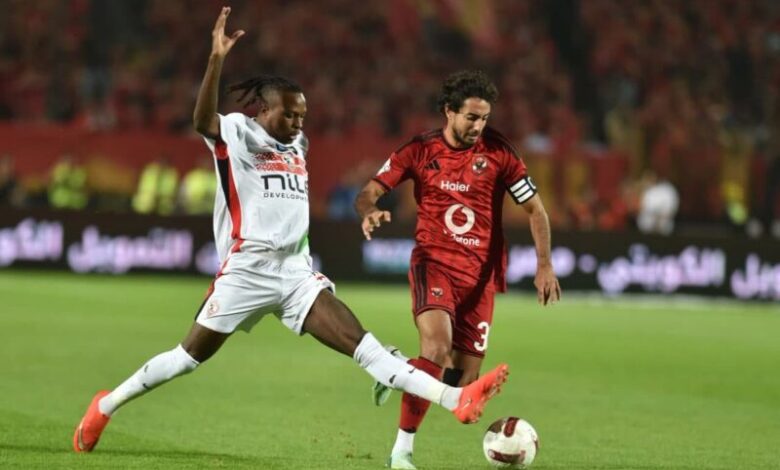 المدافع المغربي أشرف داري خلال مباراة الأهلي والزمالك