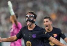 لاعبو برشلونة يحتفلون بعد الفوز على ريال بيتيس في الدوري الإسباني