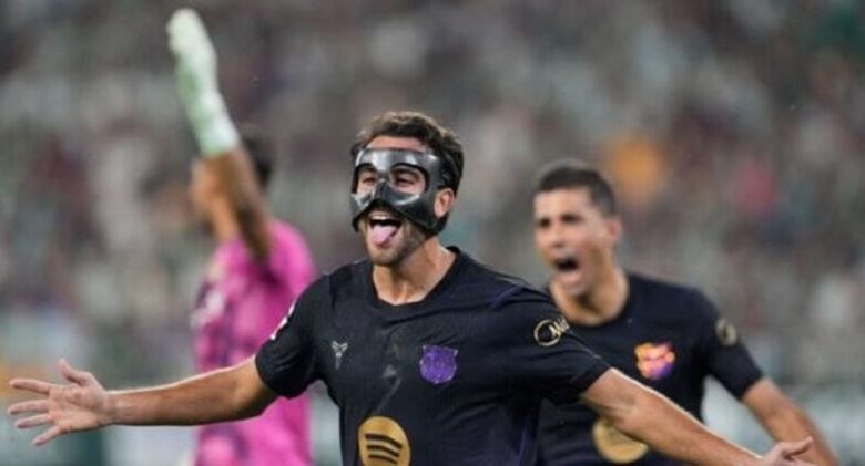 لاعبو برشلونة يحتفلون بعد الفوز على ريال بيتيس في الدوري الإسباني
