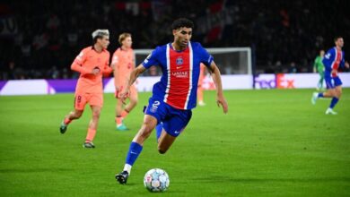 أشرف حكيمي خلال مباراة باريس سان جيرمان وبرشلونة في دوري أبطال أوروبا