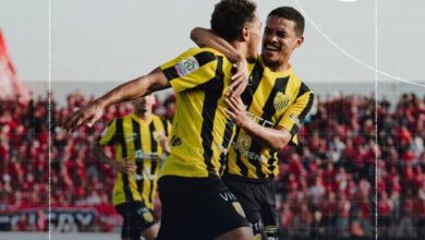 لاعبو المغرب الفاسي يحتفلون بعد الفوز على حسنية أكادير في البطولة الاحترافية