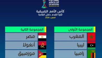 لاعبو المنتخب المغربي لكرة القدم داخل القاعة خلال مباراة سابقة