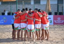 لاعبو المنتخب المغربي للكرة الشاطئية يحتفلون بالتأهل إلى كأس إفريقيا بالسنغال