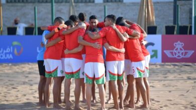 لاعبو المنتخب المغربي للكرة الشاطئية يحتفلون بالتأهل إلى كأس إفريقيا بالسنغال