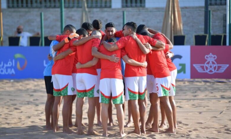 لاعبو المنتخب المغربي للكرة الشاطئية يحتفلون بالتأهل إلى كأس إفريقيا بالسنغال
