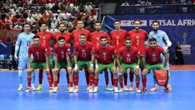 لاعبو المنتخب المغربي للفوتسال خلال مباراة الجزائر في كان 2026