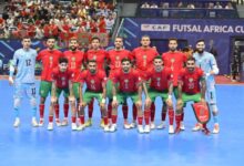 لاعبو المنتخب المغربي لكرة الصالات يحتفلون بلقب كأس إفريقيا 2026