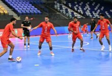 لاعبو المنتخب المغربي لكرة القدم داخل القاعة خلال حصة تدريبية استعدادا لمواجهة الجزائر في كان الصالات 2026