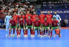 لاعبو المنتخب المغربي للفوتسال يحتفلون بفوزهم على ليبيا في كان الفوتسال 2026