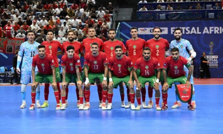 لاعبو المنتخب المغربي للفوتسال يحتفلون بفوزهم على ليبيا في كان الفوتسال 2026