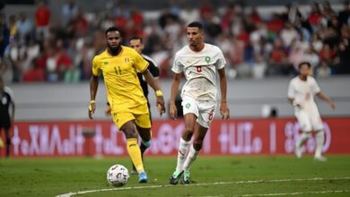 لاعبو المنتخب المغربي خلال مباراتهم الودية أمام مالي بملعب طنجة الكبير