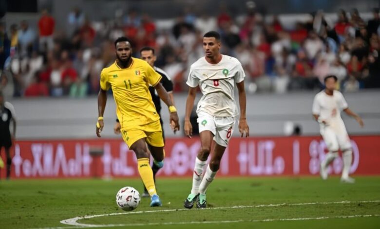 لاعبو المنتخب المغربي خلال مباراتهم الودية أمام مالي بملعب طنجة الكبير