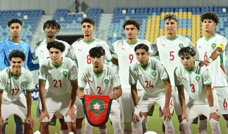 لاعبو المنتخب المغربي لأقل من 20 سنة يحتفلون بالفوز على الجزائر