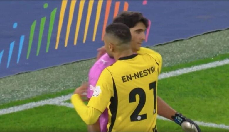 يوسف النصيري وياسين بونو خلال مباراة الاتحاد والهلال في دوري روشن السعودي