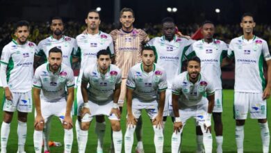 لاعبو الرجاء الرياضي خلال حصة تدريبية استعدادا لمواجهة الفتح الرياضي