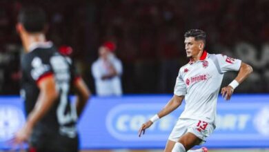 لاعبو الوداد الرياضي خلال مباراتهم أمام النادي المكناسي بالبطولة الاحترافية