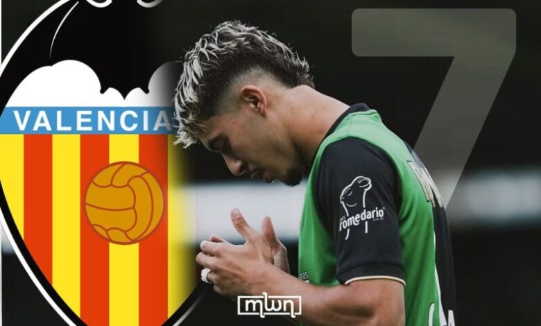 ياسر الزابيري لاعب راسينغ سانتاندير يحتفل بهدفه في الدوري الإسباني